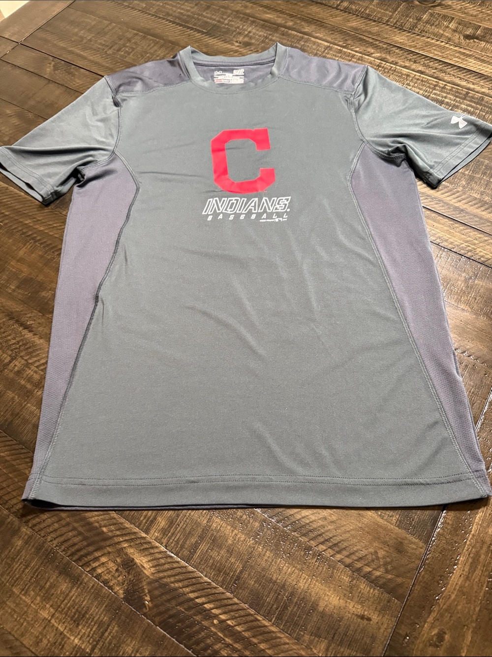 Under Armour Men’s Gray Short-Sleeve Cleveland Indians Size Small Shirt